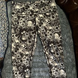 Floral cropped lululemon leggings 20’ inseam